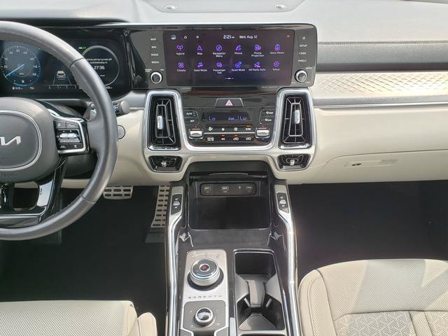 Certified 2023 Kia Sorento SX Prestige w/ Panoramic Sunroof Package AWD/4WD image 17