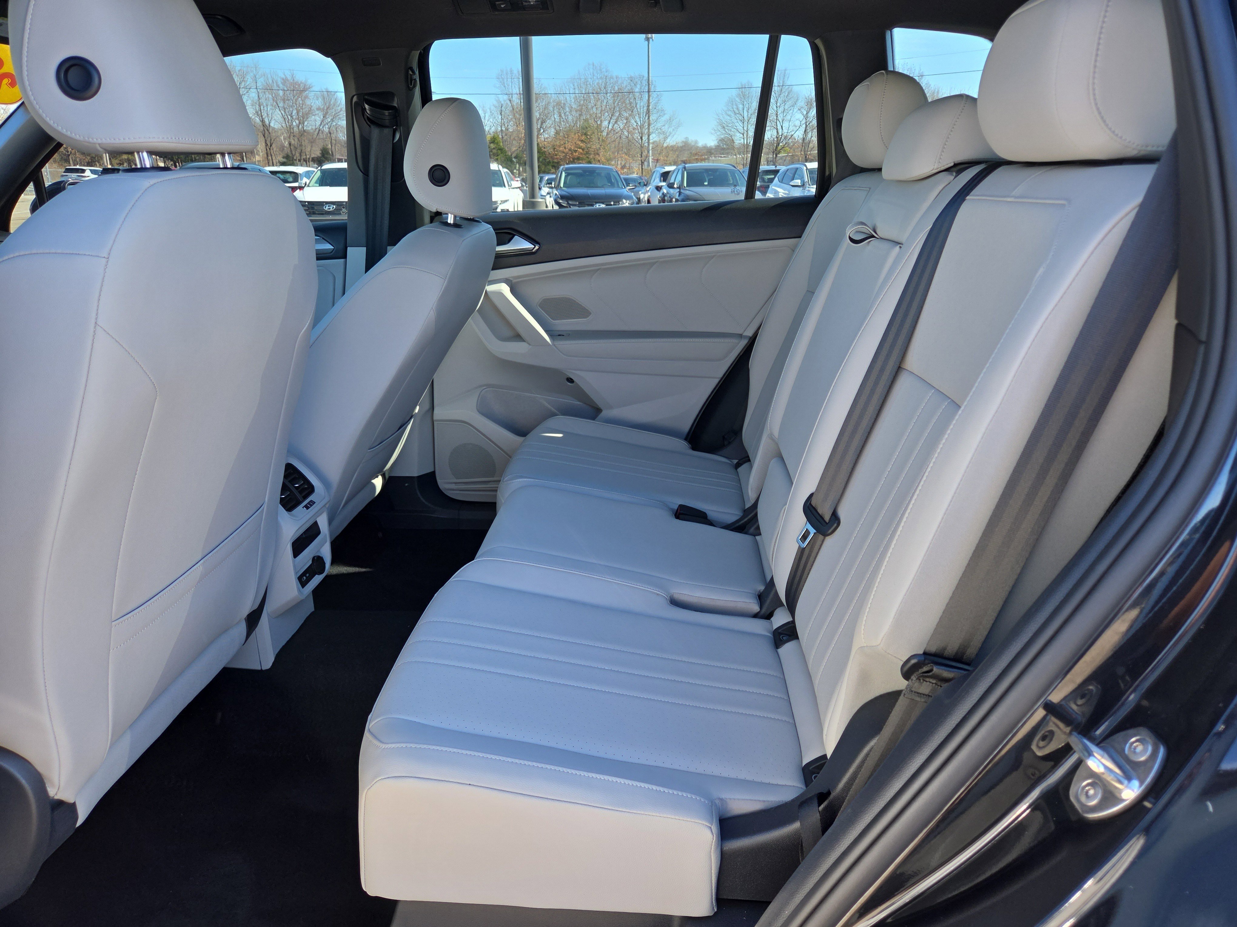 Used 2022 Volkswagen Tiguan SE R-Line image 10