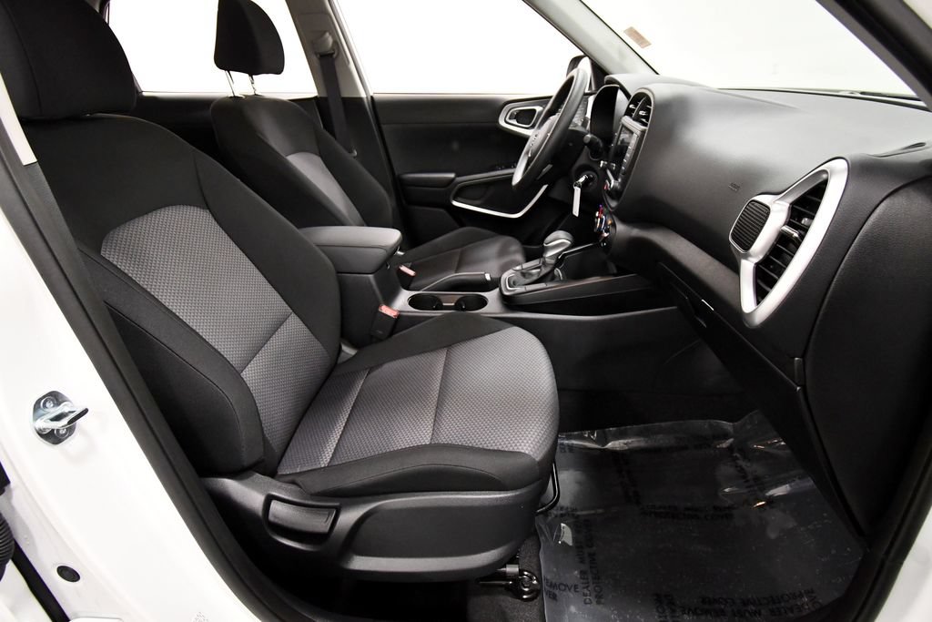 Certified 2025 Kia Soul LX w/ LX Technology Package FWD image 17