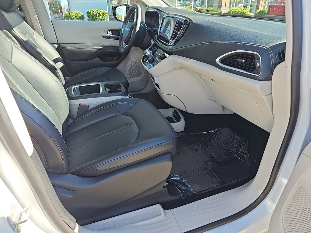 Certified 2024 Chrysler Pacifica Touring-L FWD image 26