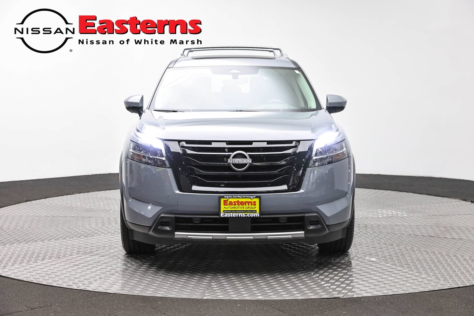 Used 2024 Nissan Pathfinder Platinum w/ Black Appearance Package AWD/4WD image 2