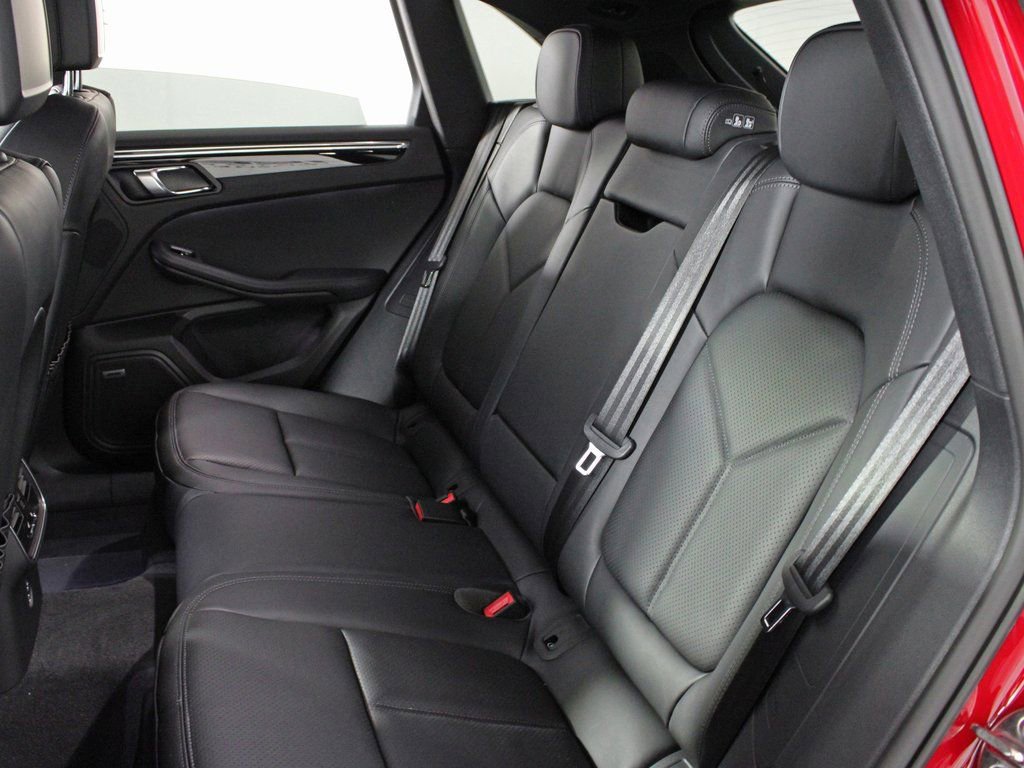 Certified 2025 Porsche Macan image 32