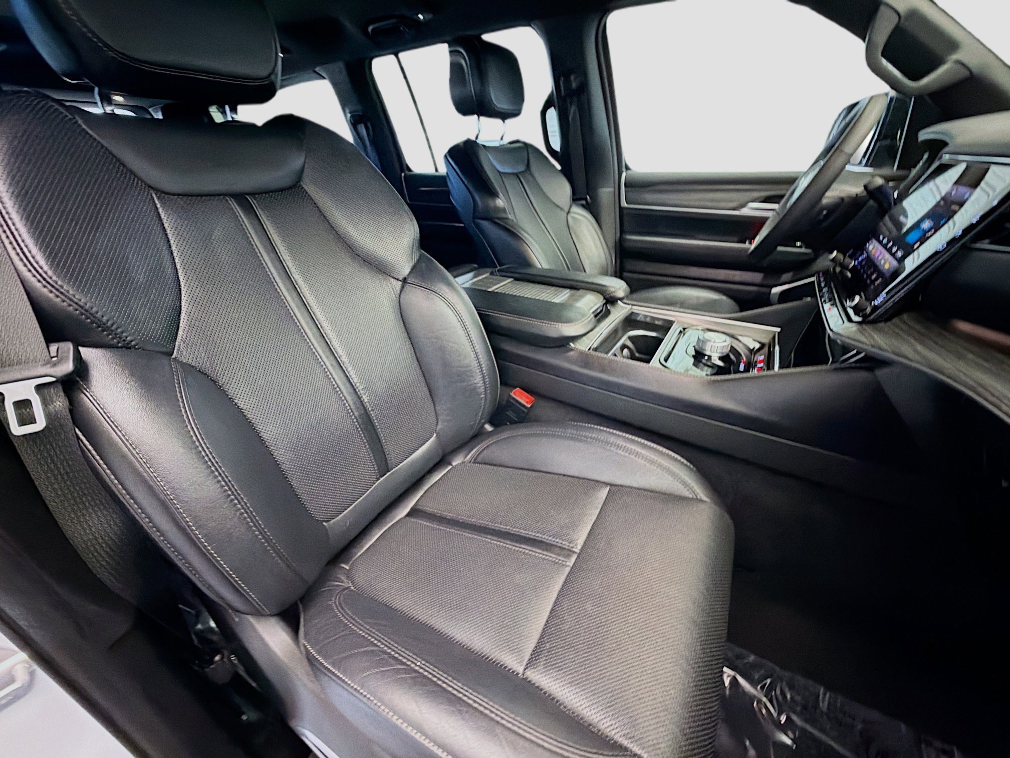 Used 2024 Jeep Wagoneer L Series II image 15