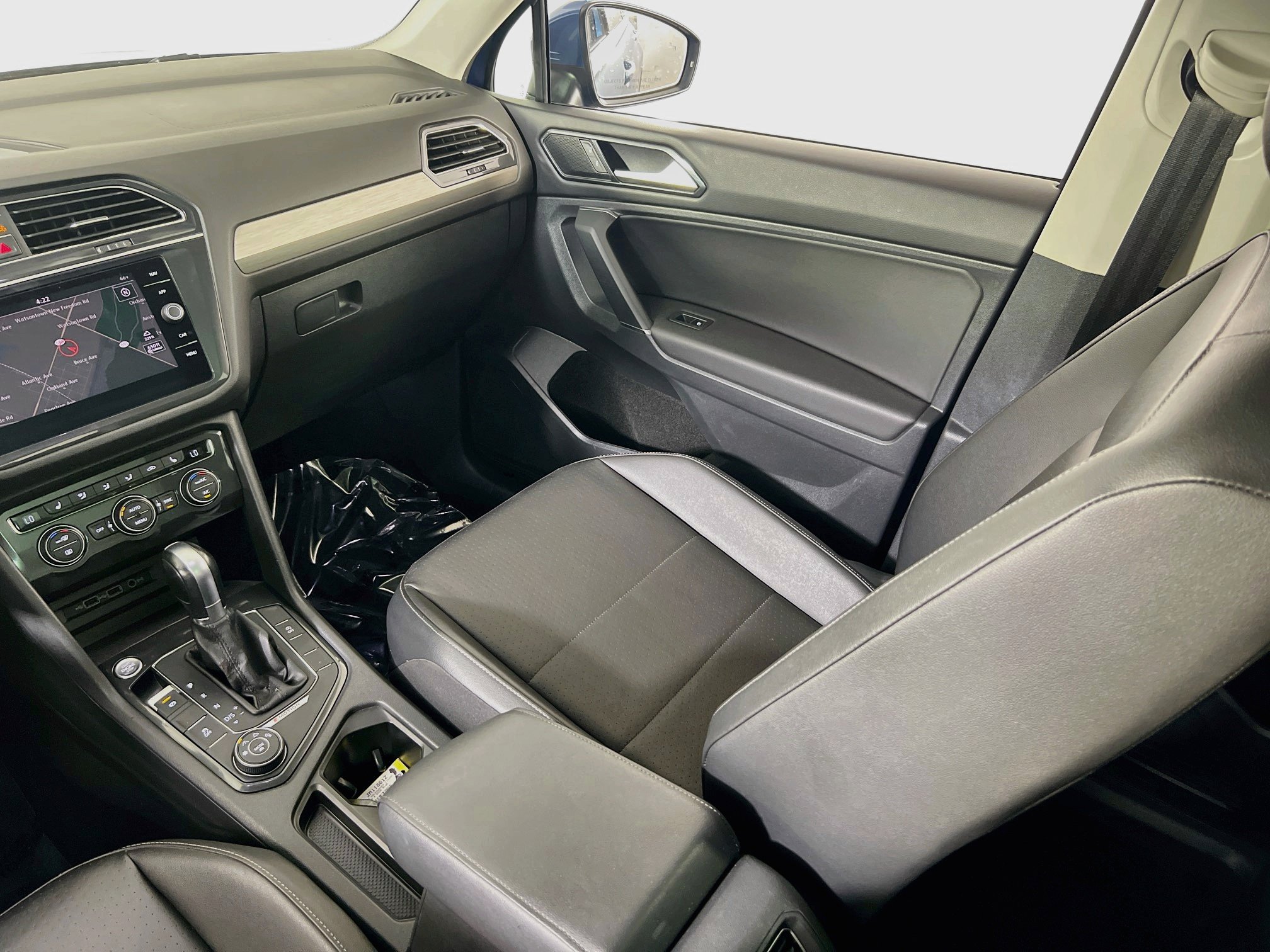 Used 2018 Volkswagen Tiguan SEL AWD/4WD image 24