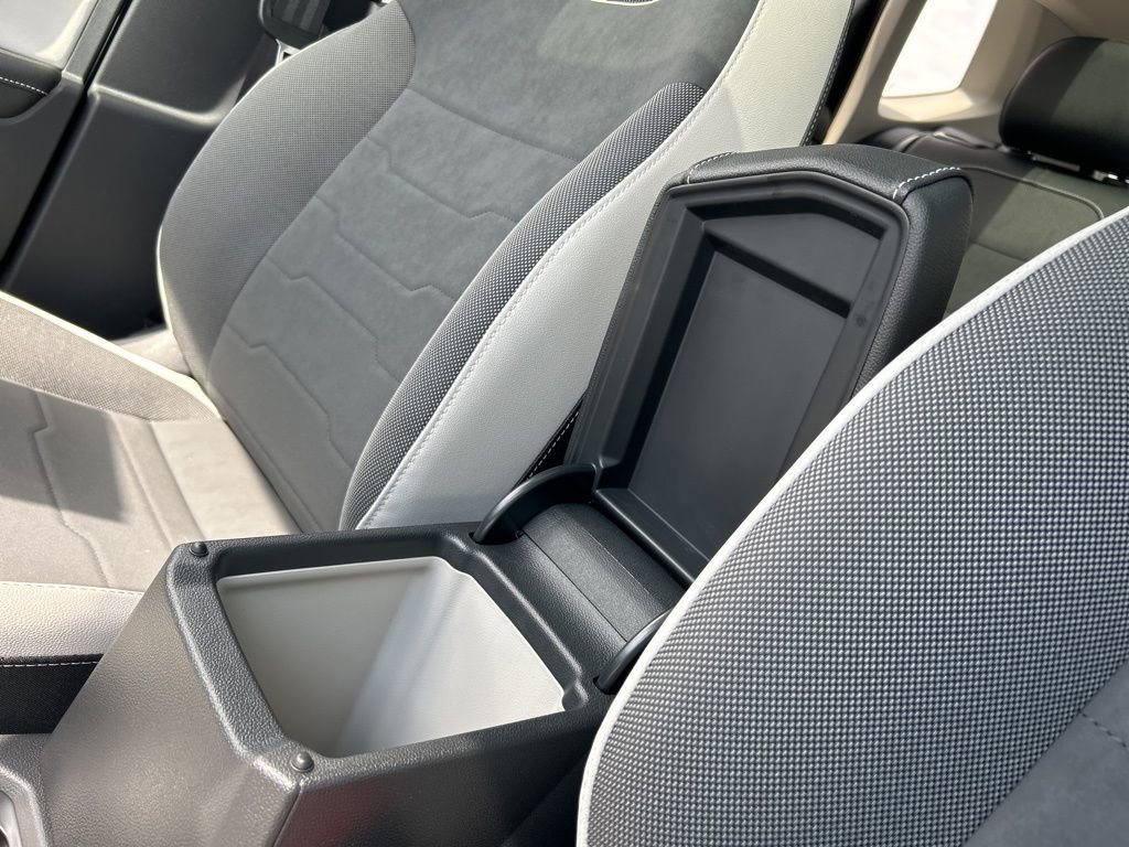 Used 2025 Volkswagen Taos SE image 33