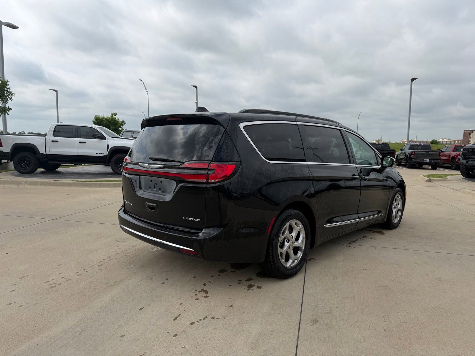 Used 2023 Chrysler Pacifica Limited image 5