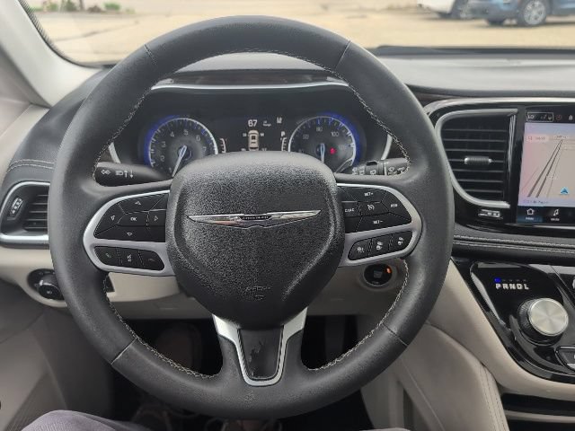 Used 2023 Chrysler Pacifica Limited FWD image 9