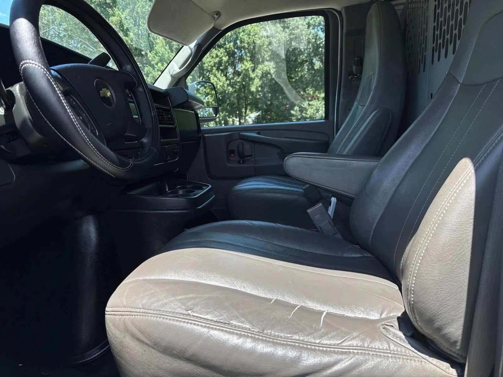 Used 2015 Chevrolet Express 2500 RWD image 14