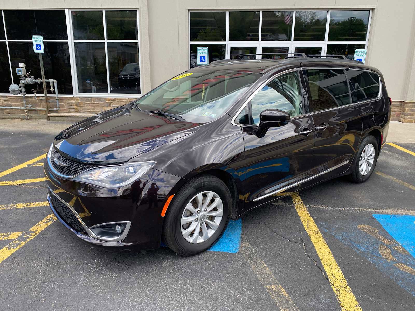 Used 2017 Chrysler Pacifica Touring-L FWD image 2