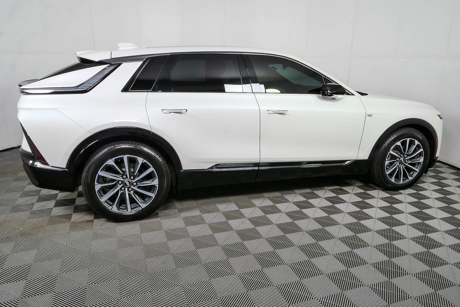 Used 2024 Cadillac Lyriq Sport AWD/4WD image 2