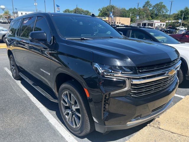 Used 2021 Chevrolet Suburban LT w/ LT Signature Package RWD image 3