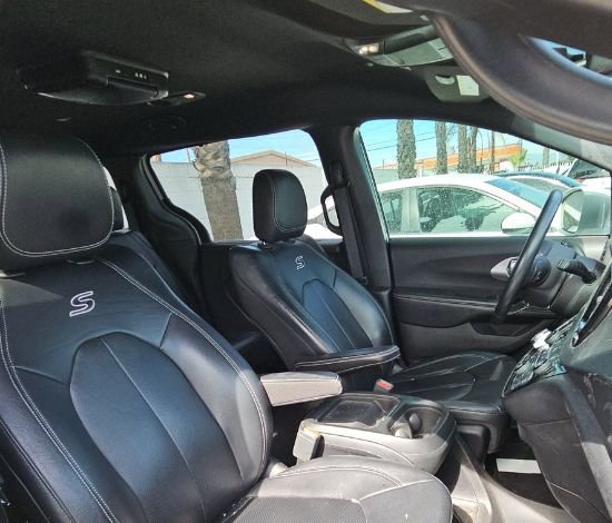 Used 2018 Chrysler Pacifica Touring-L w/ Premium Audio Group FWD image 25