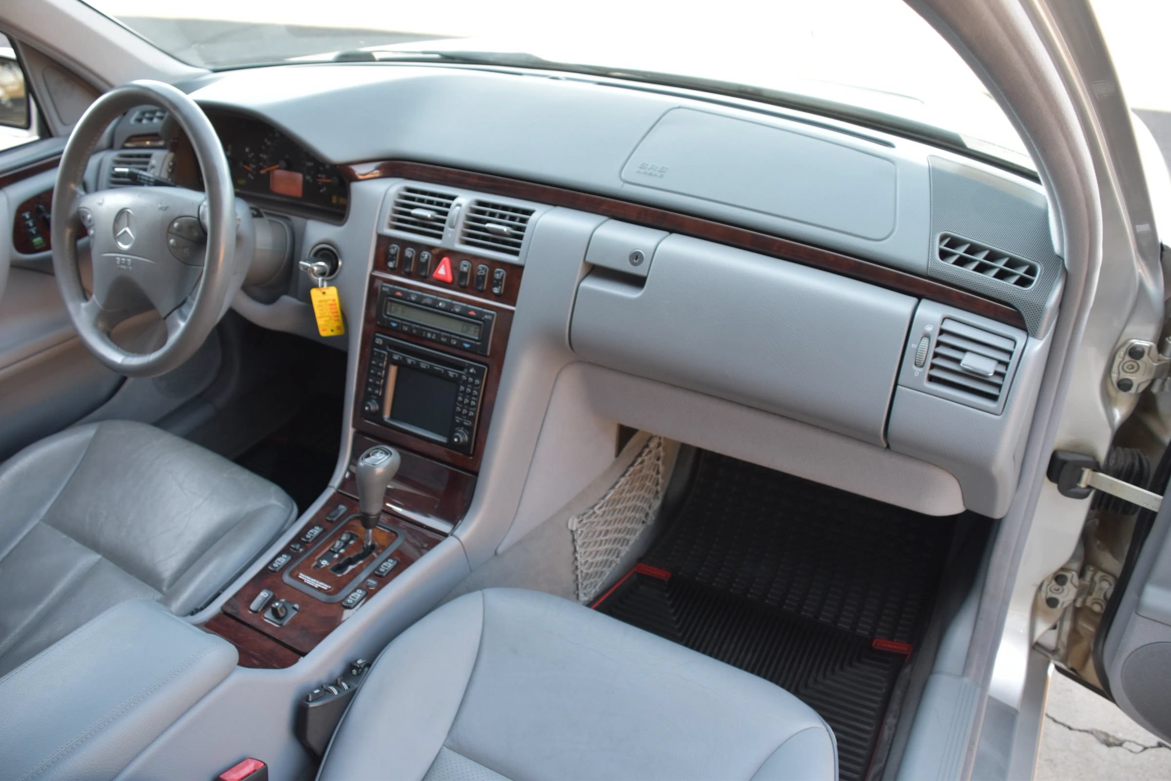 Used 2000 Mercedes-Benz E 320 Sedan image 25