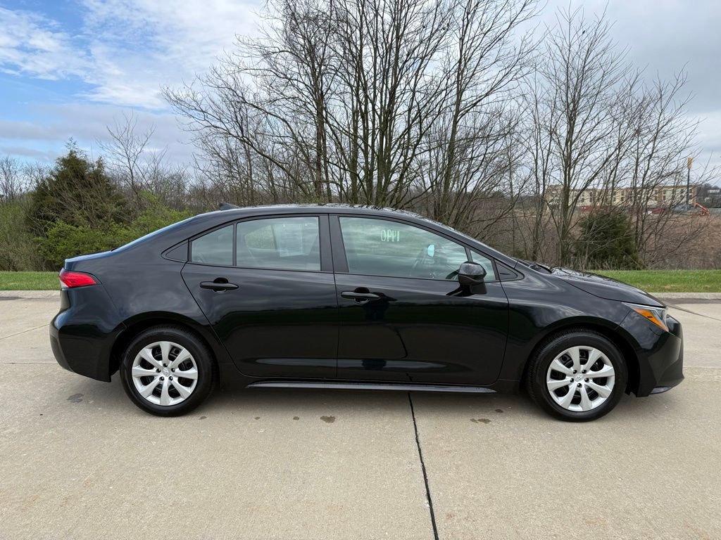 Used 2025 Toyota Corolla LE image 2