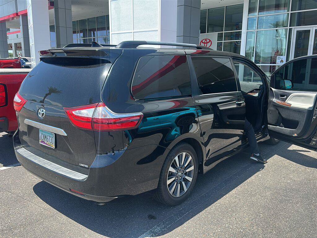 Used 2018 Toyota Sienna Limited Premium w/ Carpet Mat Package FWD image 3