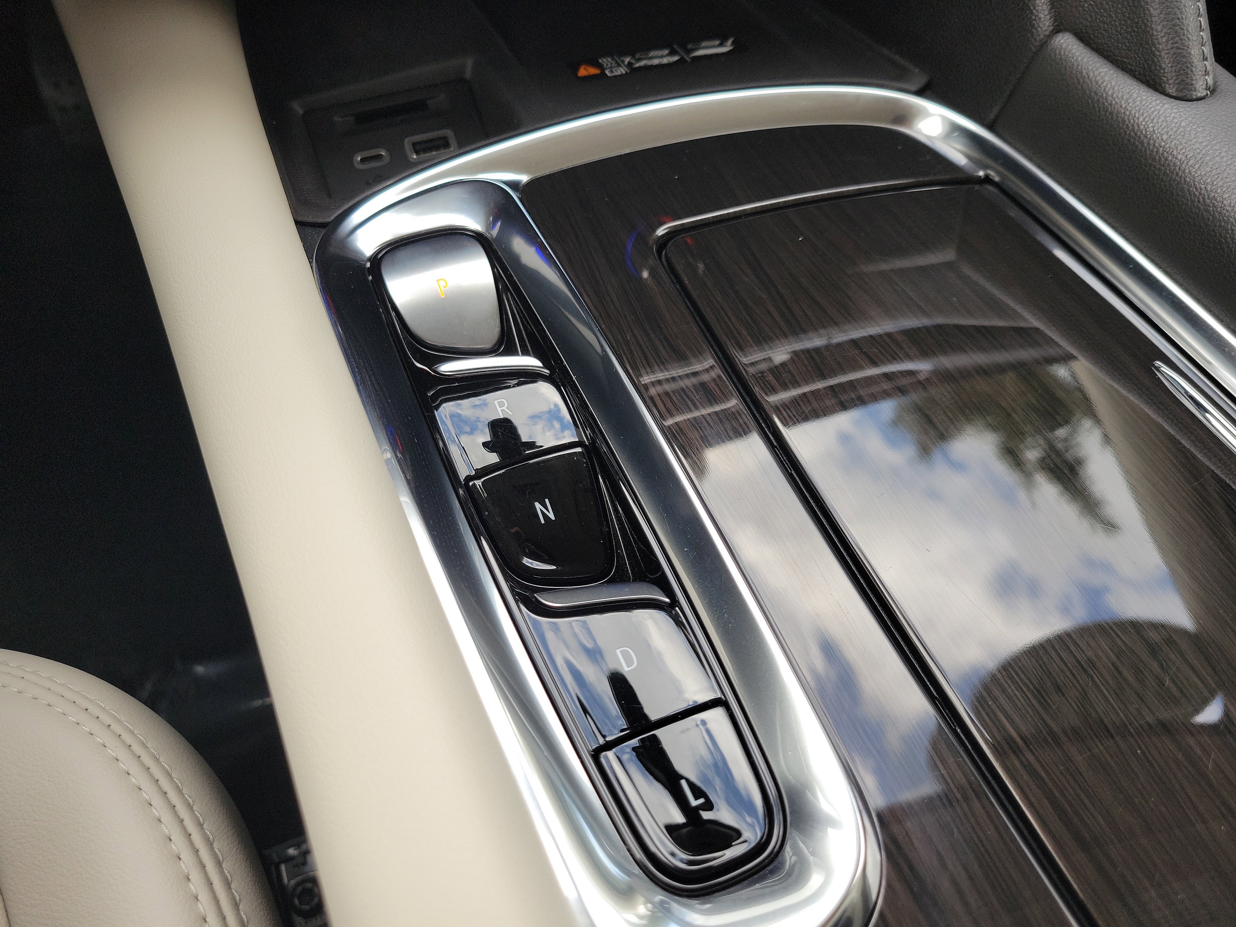 Used 2024 Buick Enclave Essence image 25