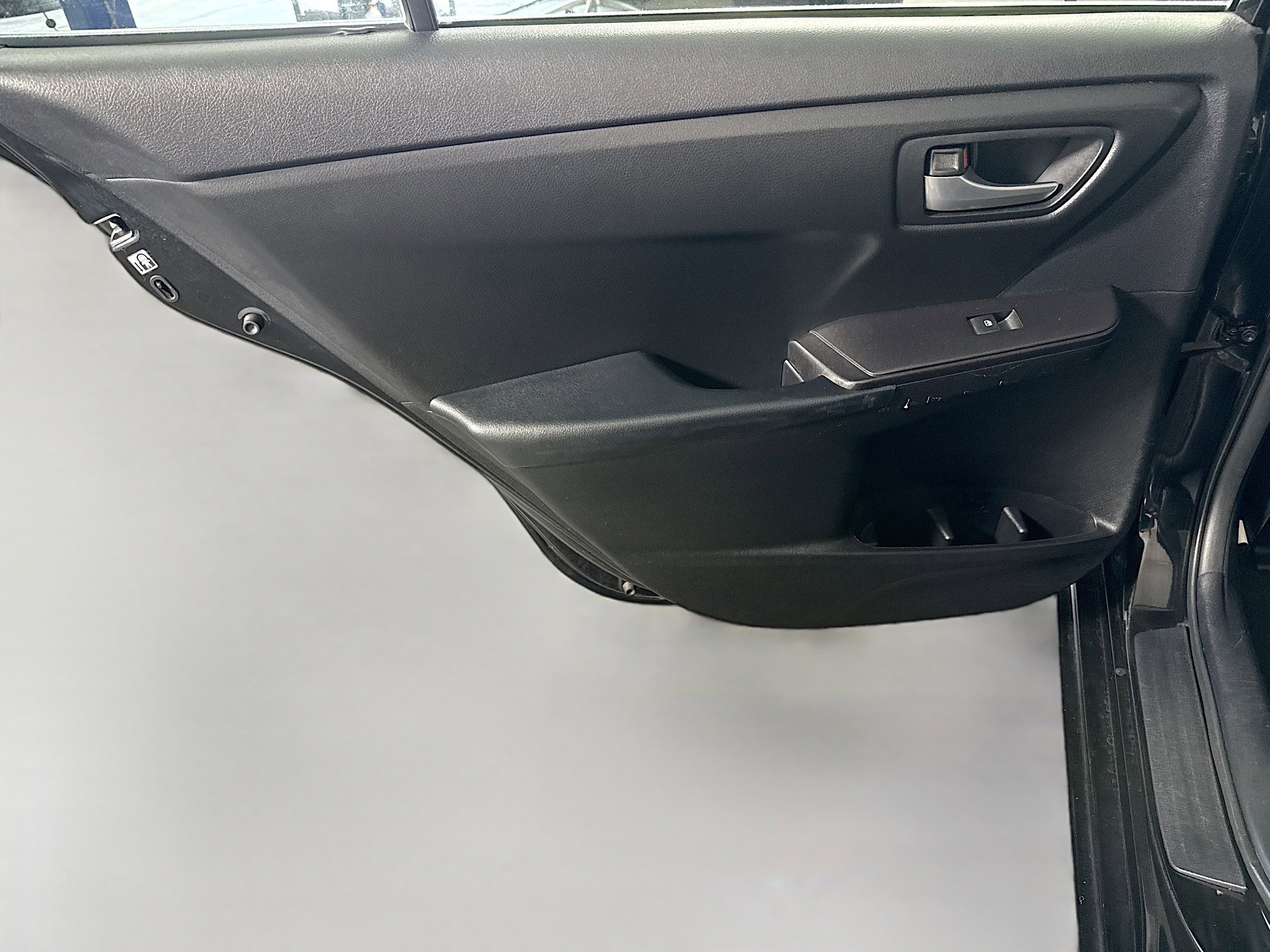 Used 2016 Toyota Camry SE FWD image 25