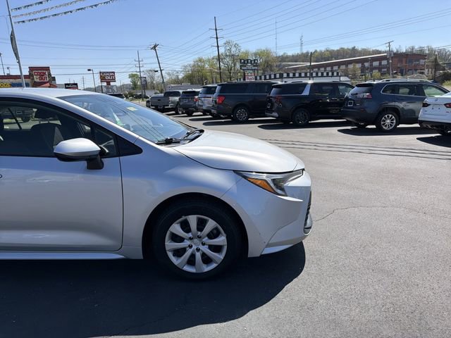Used 2025 Toyota Corolla LE FWD image 2