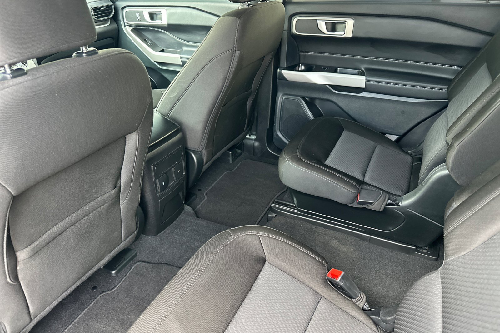 Used 2024 Ford Explorer XLT RWD image 16