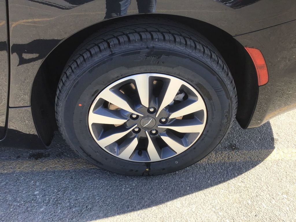 Used 2024 Chrysler Pacifica Select image 10