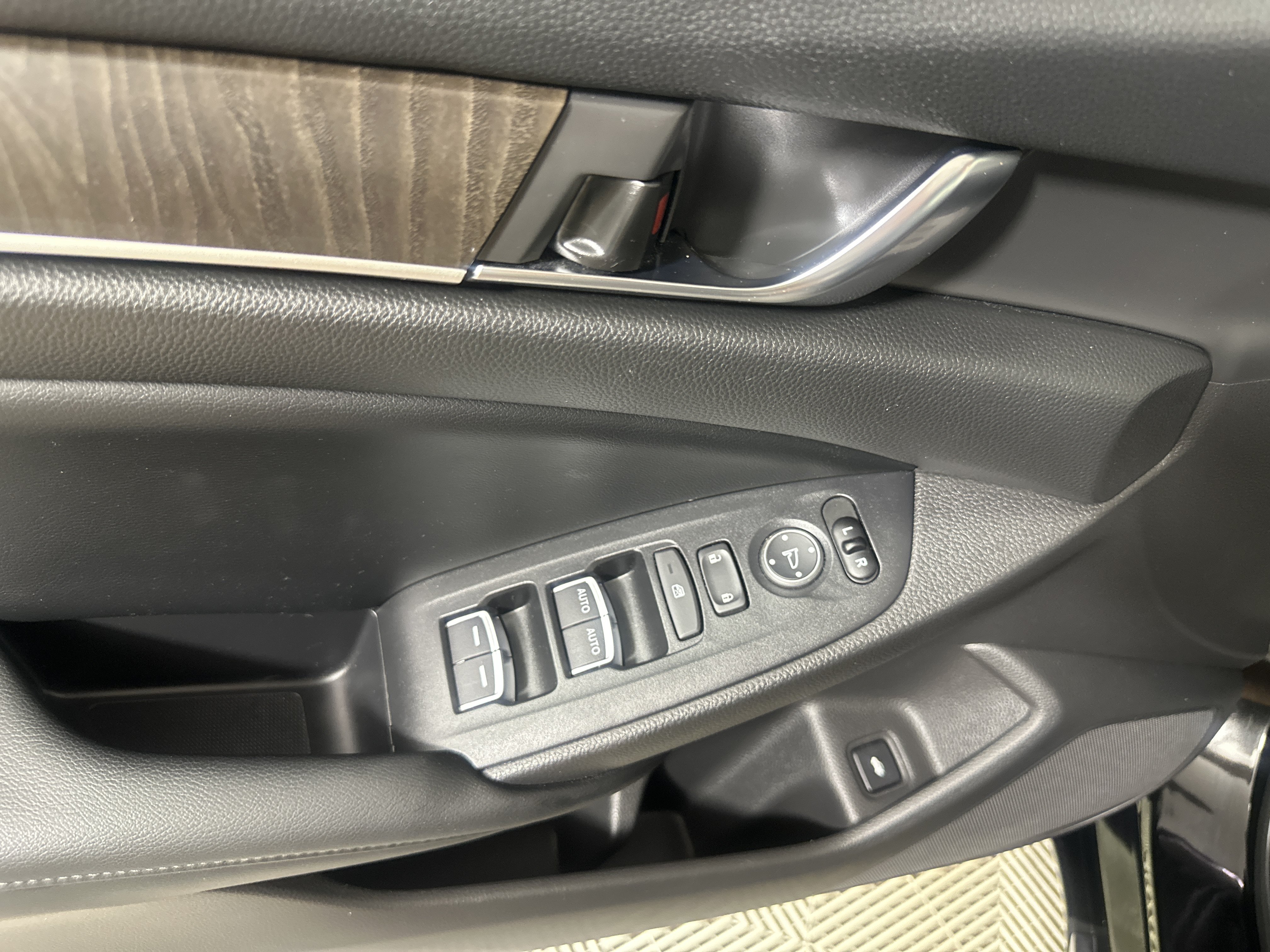 Used 2018 Honda Accord EX image 11