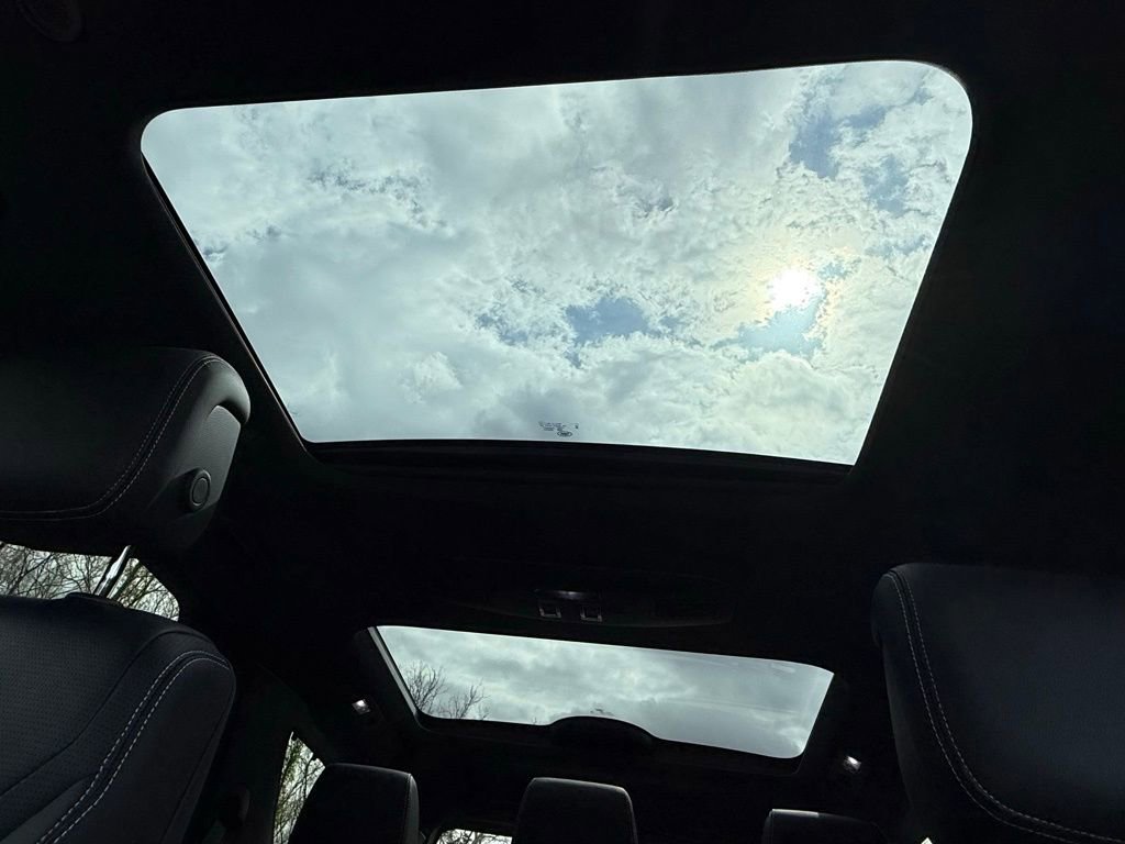 Certified 2025 Land Rover Discovery Dynamic SE image 29