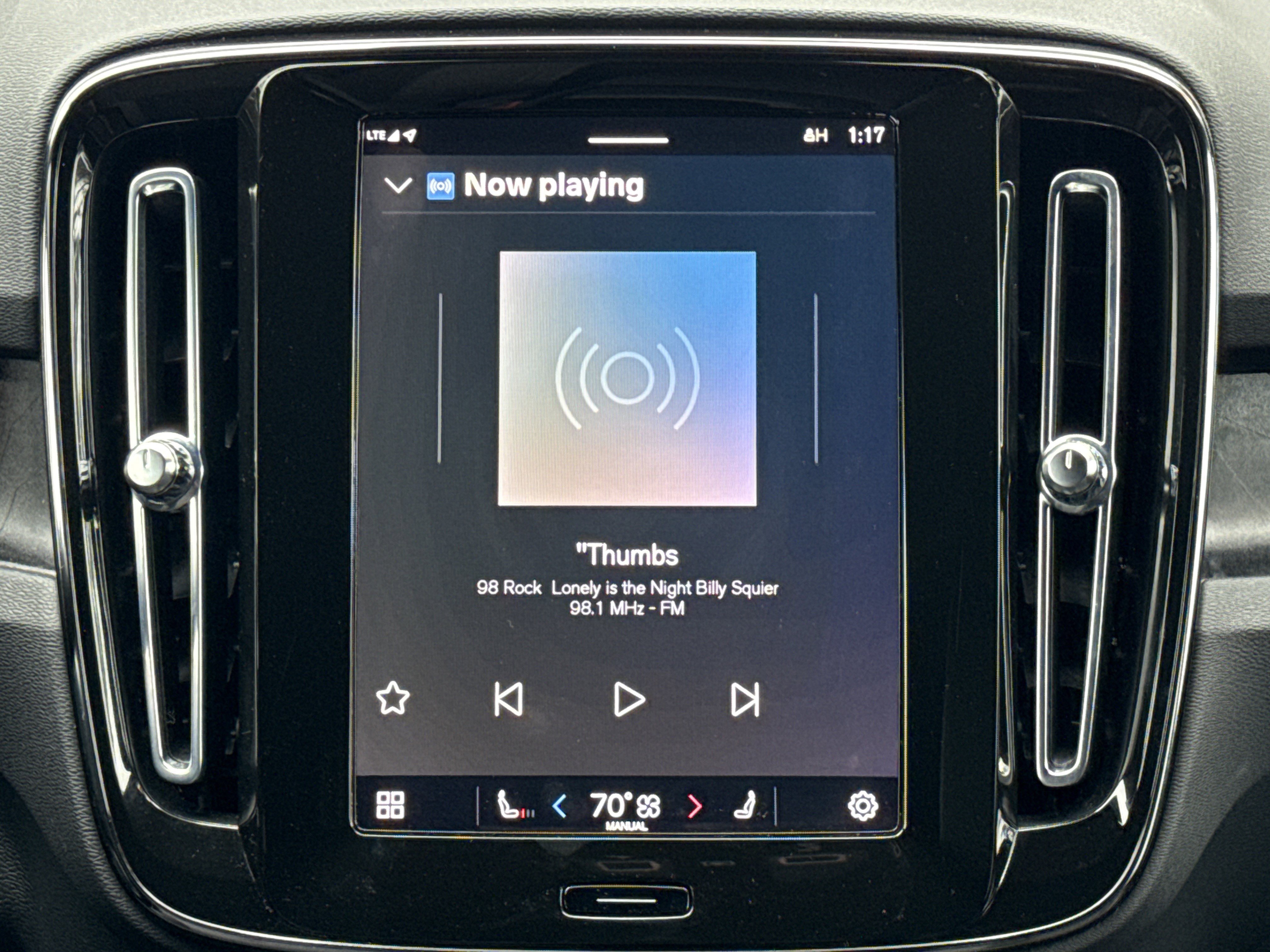 Used 2023 Volvo XC40 Recharge Core image 22