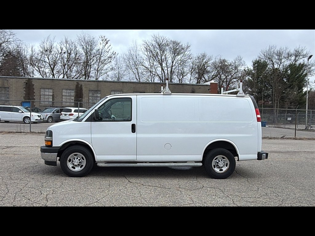 Used 2018 Chevrolet Express 2500 w/ Driver Convenience Package RWD image 3
