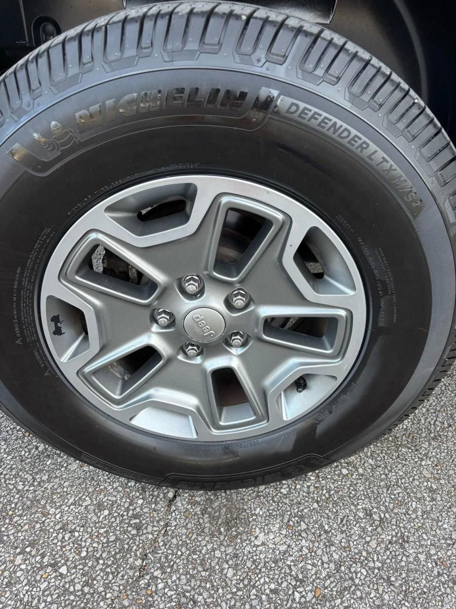 Used 2015 Jeep Wrangler Unlimited Rubicon w/ Connectivity Group image 24