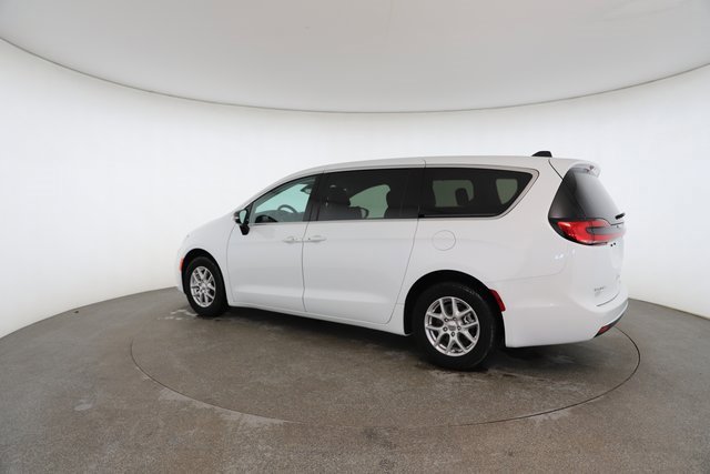 Used 2024 Chrysler Pacifica Touring-L image 9