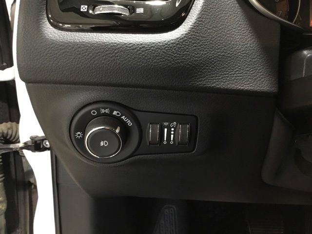 Used 2019 Jeep Compass Latitude AWD/4WD image 36
