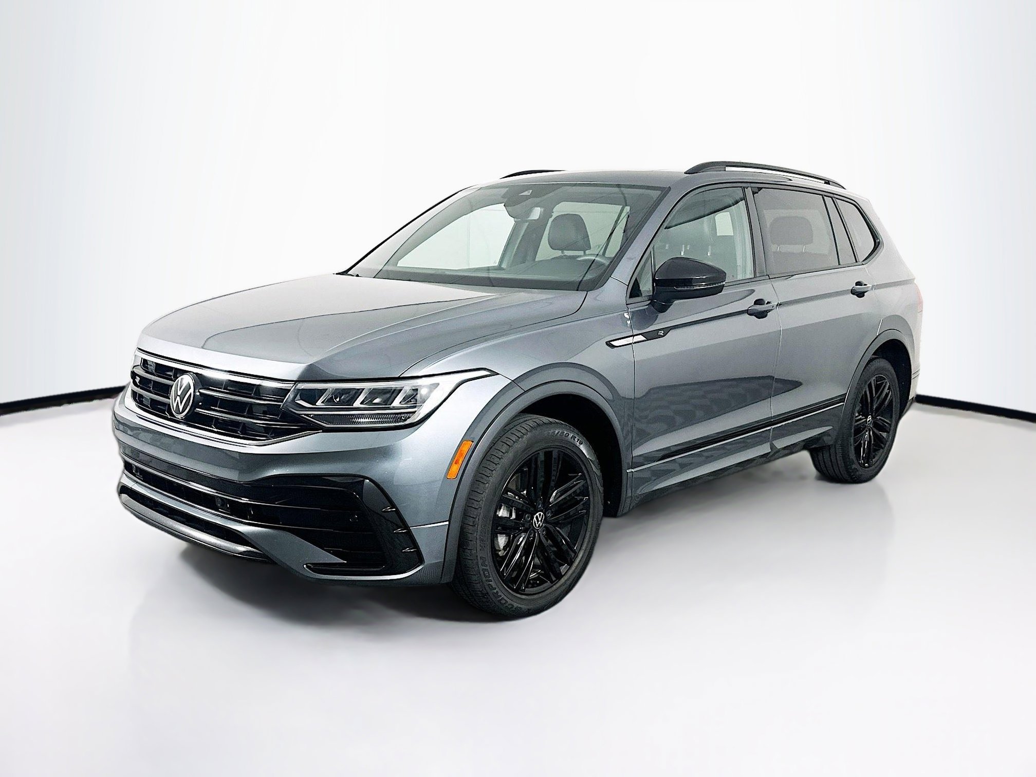 Used 2022 Volkswagen Tiguan SE R-Line image 3