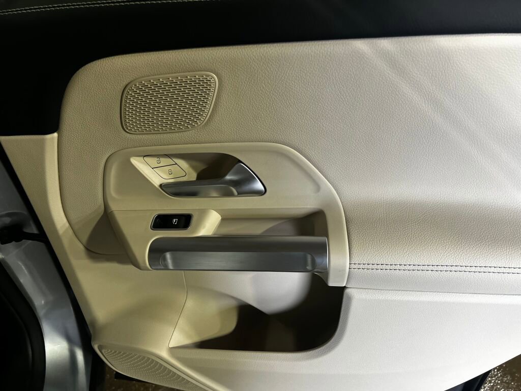 New 2026 Mercedes-Benz GLB 250 4MATIC image 27