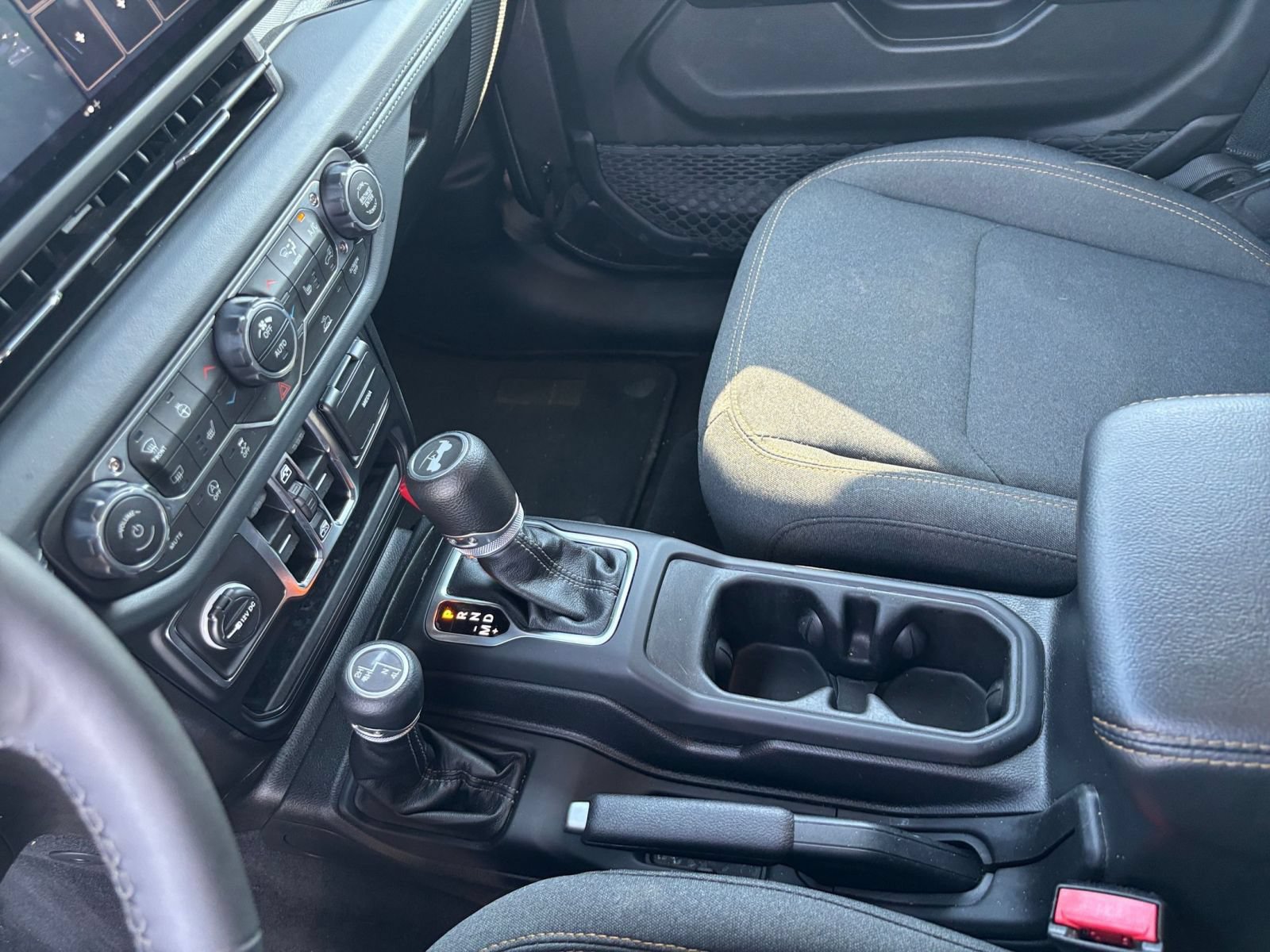 Used 2025 Jeep Wrangler Unlimited Sahara AWD/4WD image 41