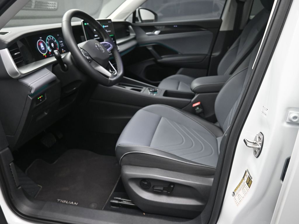 Certified 2025 Volkswagen Tiguan SE FWD image 17