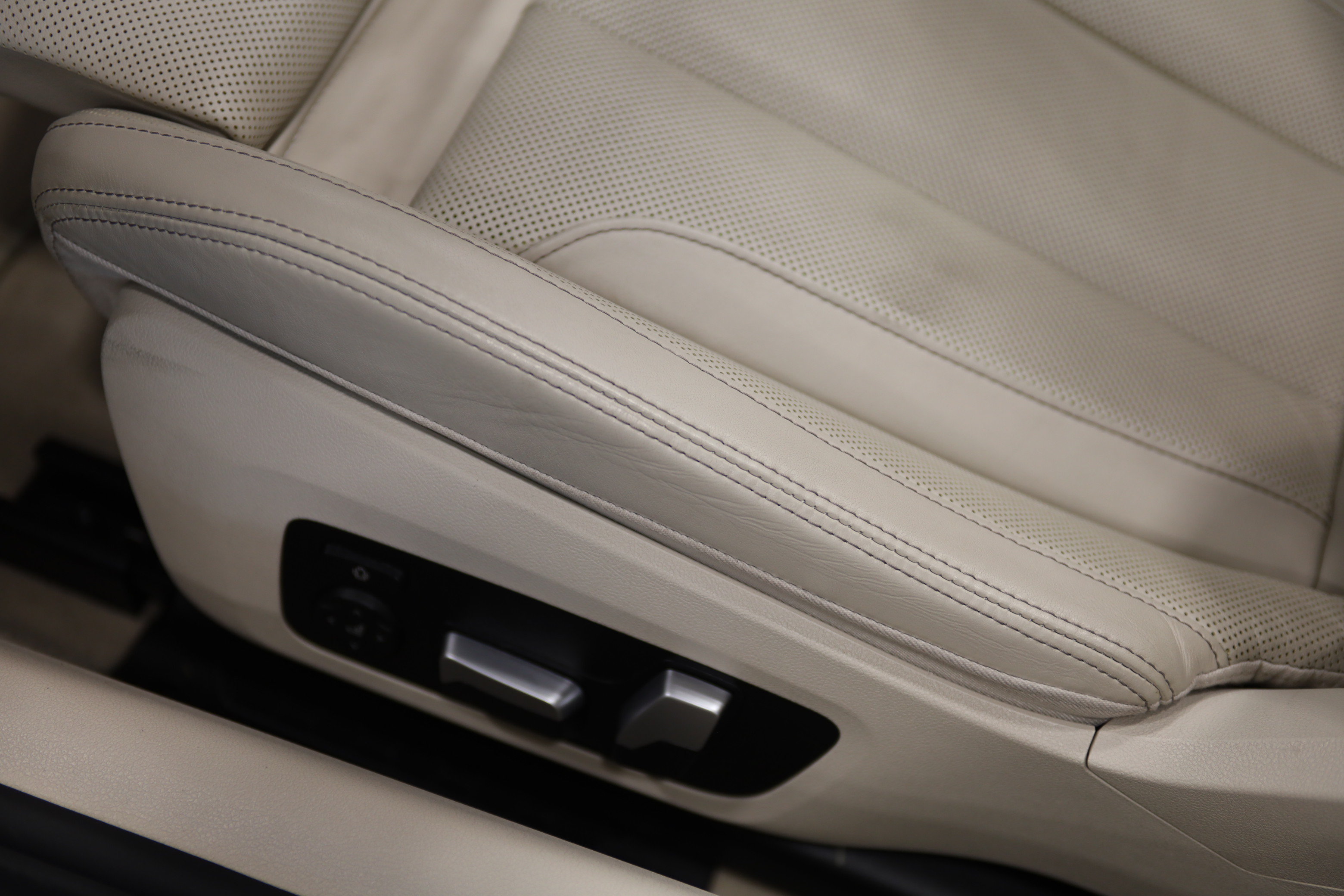 Used 2023 BMW M850i xDrive Convertible w/ M Carbon Exterior Package AWD/4WD image 21