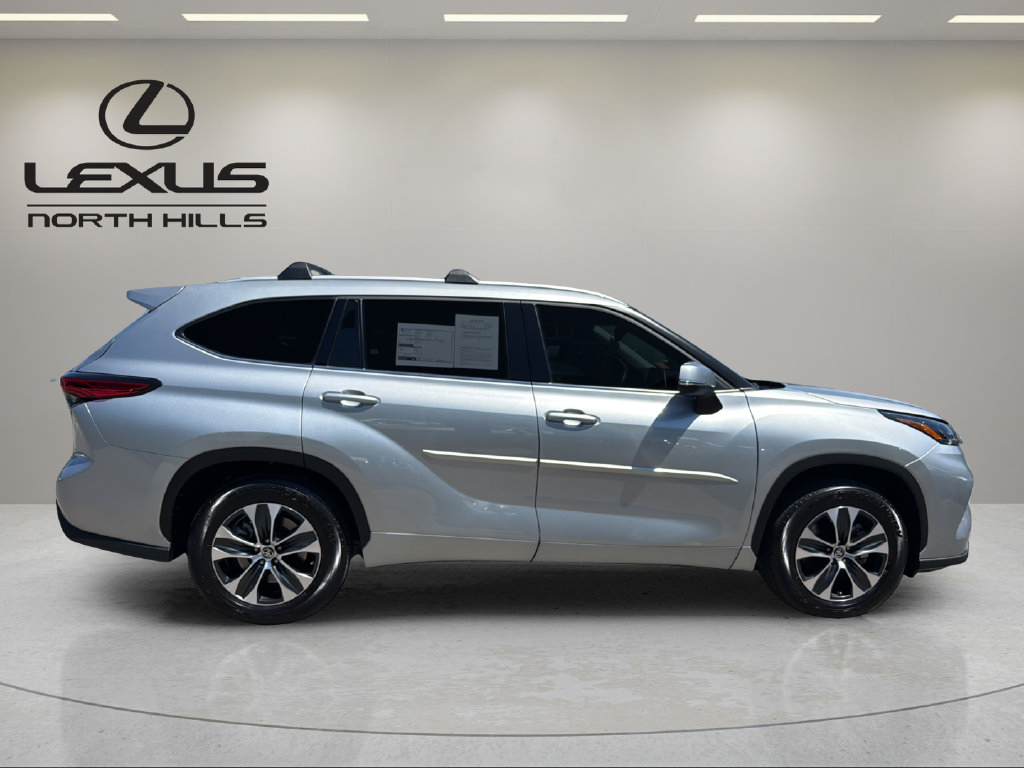 Used 2022 Toyota Highlander XLE FWD image 5