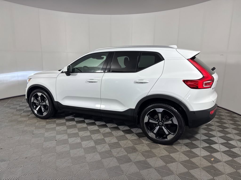 Used 2019 Volvo XC40 T5 Momentum image 3