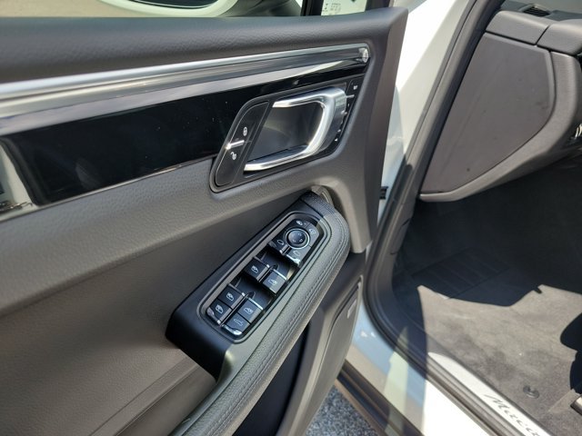 Certified 2015 Porsche Macan S AWD/4WD image 26