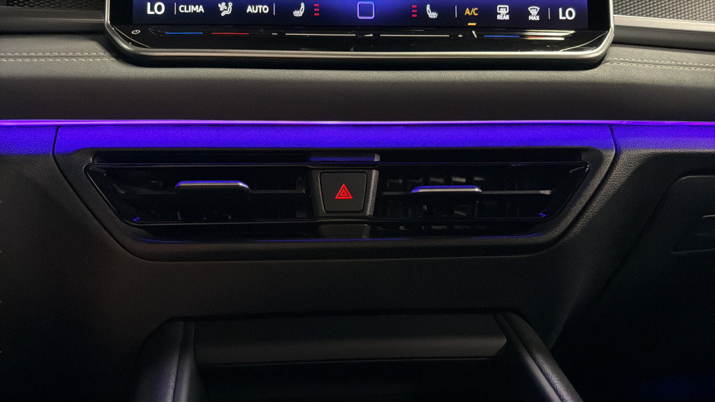 Certified 2025 Volkswagen Tiguan SE R-Line AWD/4WD image 28