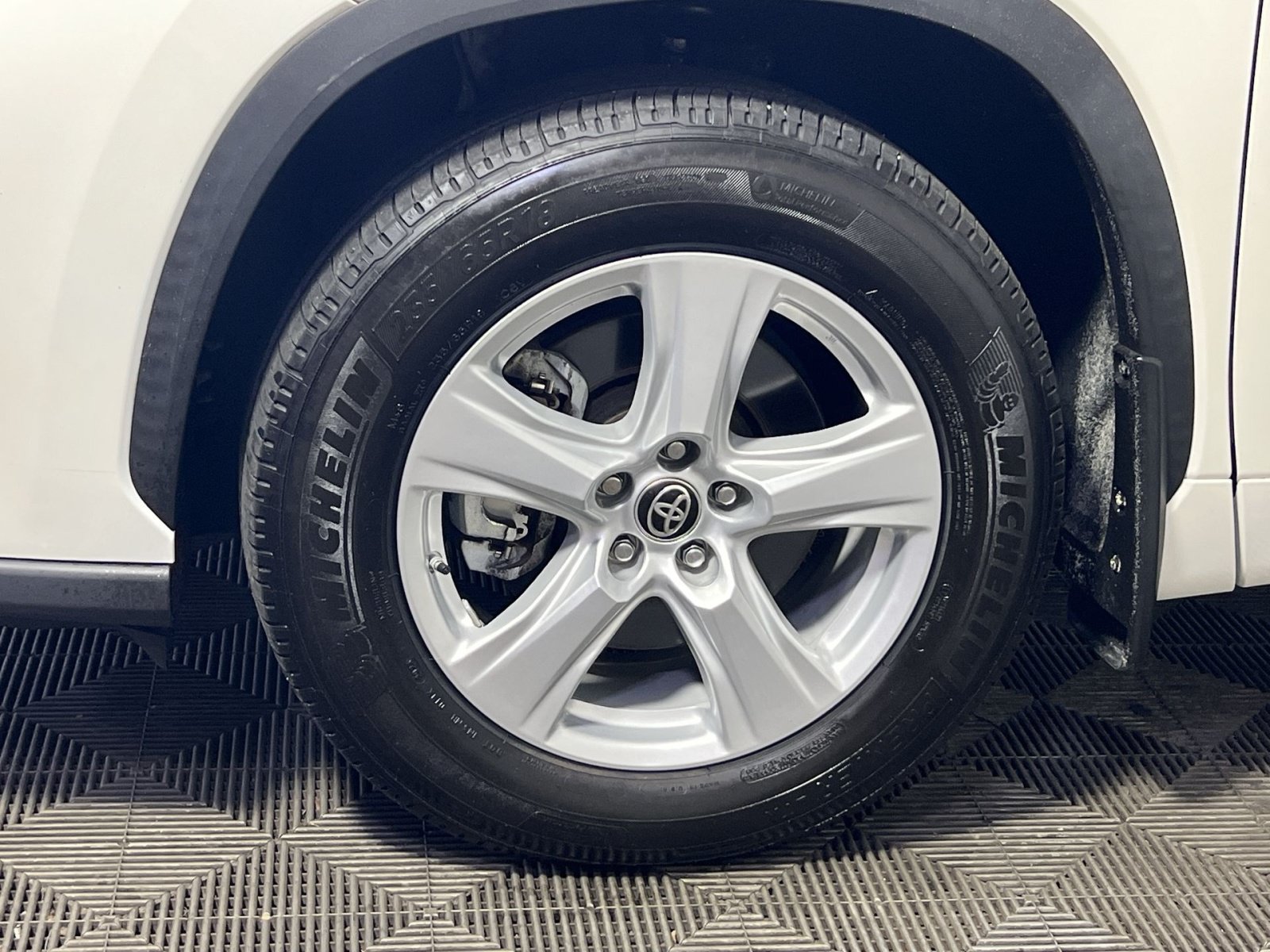 Used 2020 Toyota Highlander LE AWD/4WD image 12