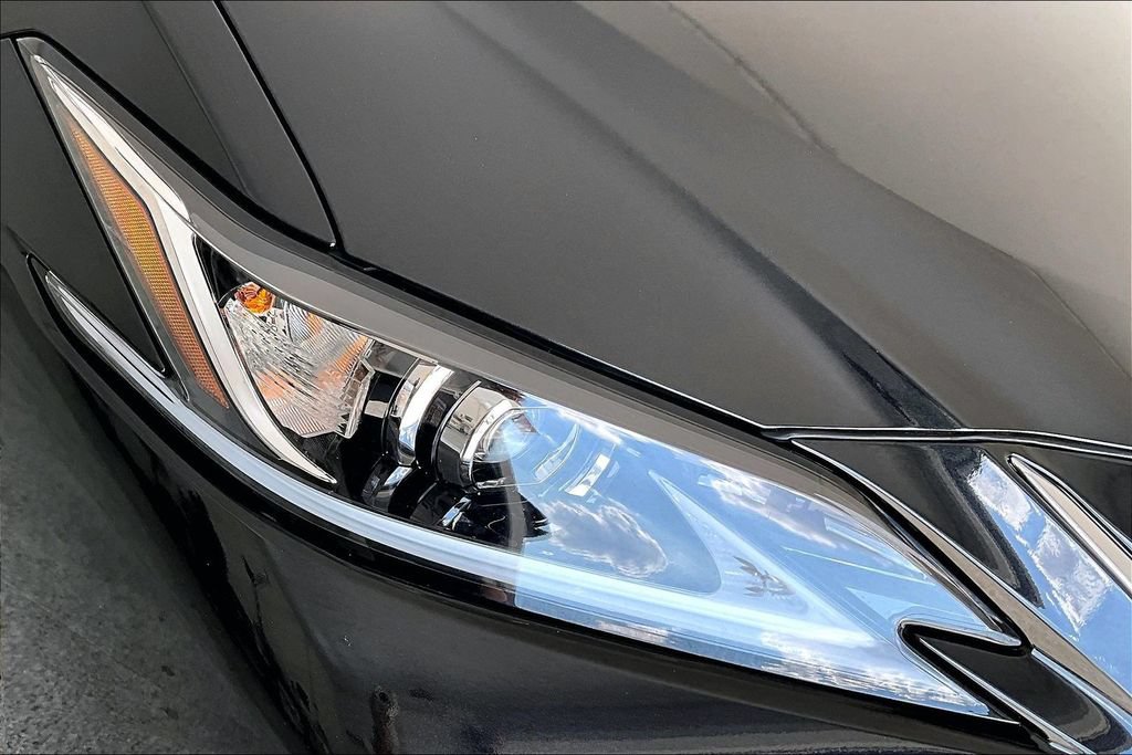 Used 2025 Lexus ES 300h w/ Premium Package FWD image 36