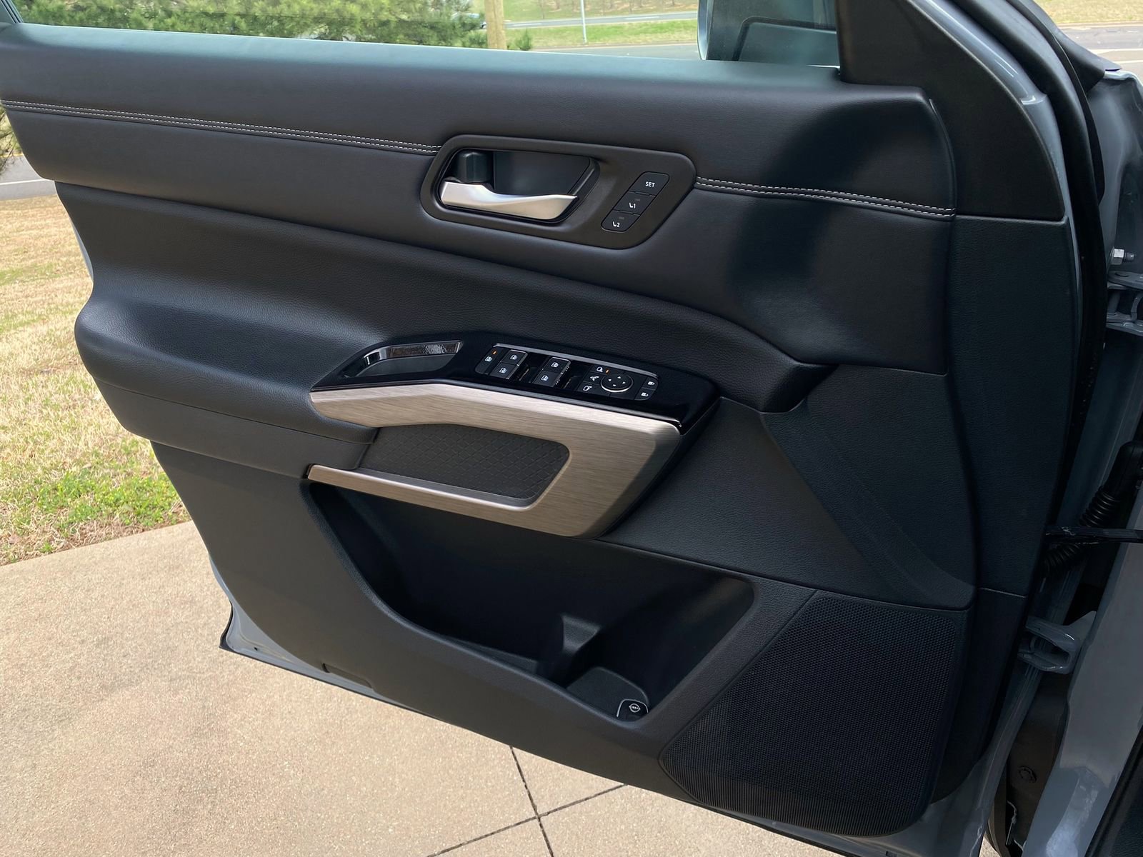 Used 2024 Nissan Pathfinder Platinum w/ Black Appearance Package image 25