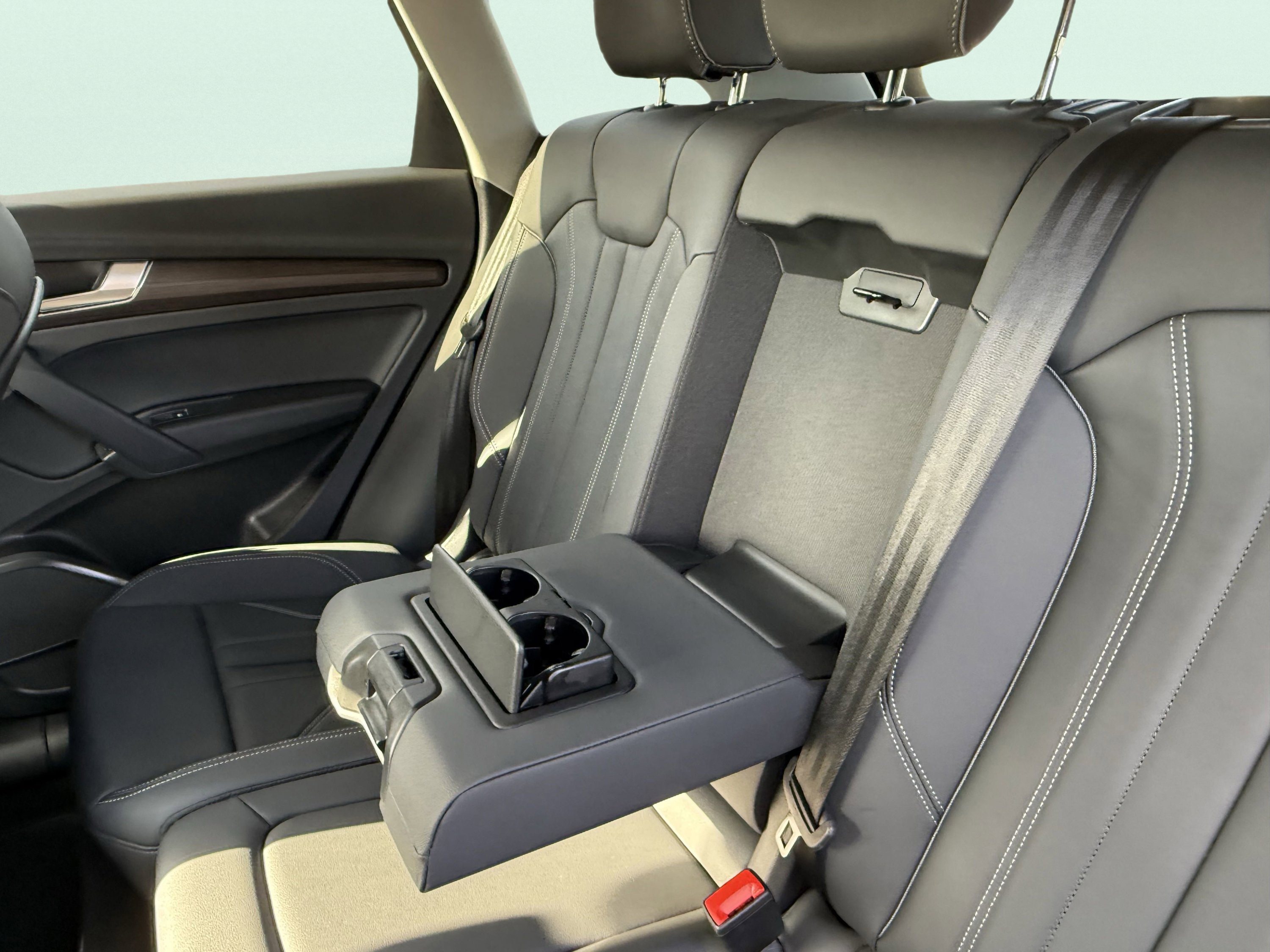 Used 2024 Audi Q5 e Premium w/ Convenience Package image 37