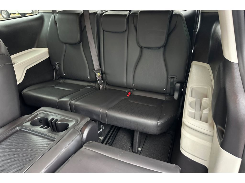 Used 2024 Kia Carnival LX image 17