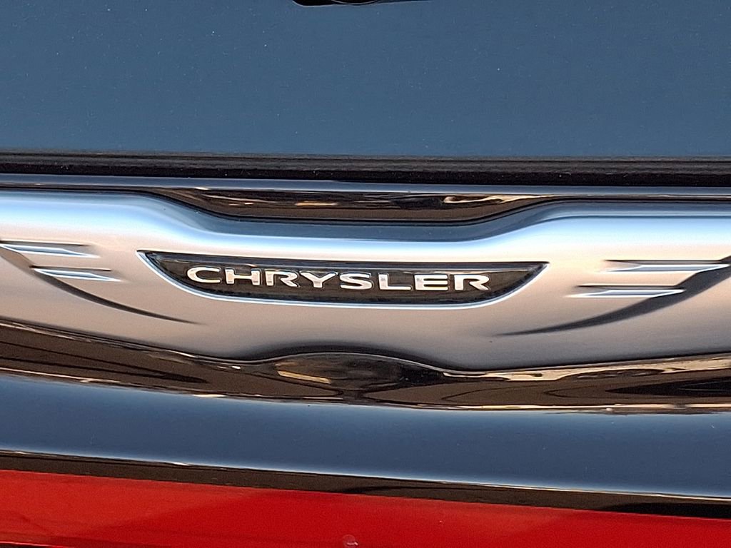 Used 2023 Chrysler Pacifica Touring-L FWD image 28
