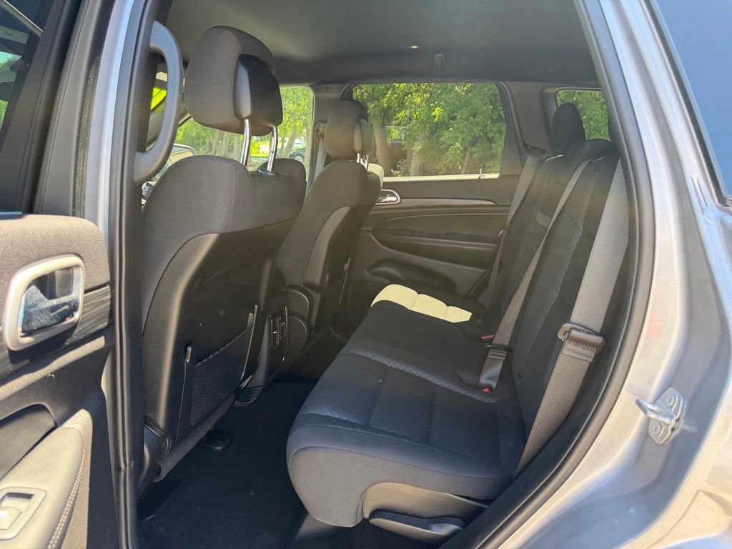 Used 2019 Jeep Grand Cherokee Laredo AWD/4WD image 11
