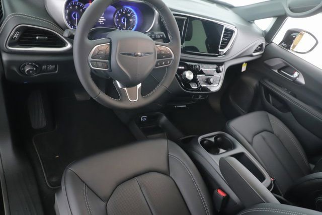 New 2026 Chrysler Pacifica Select image 17