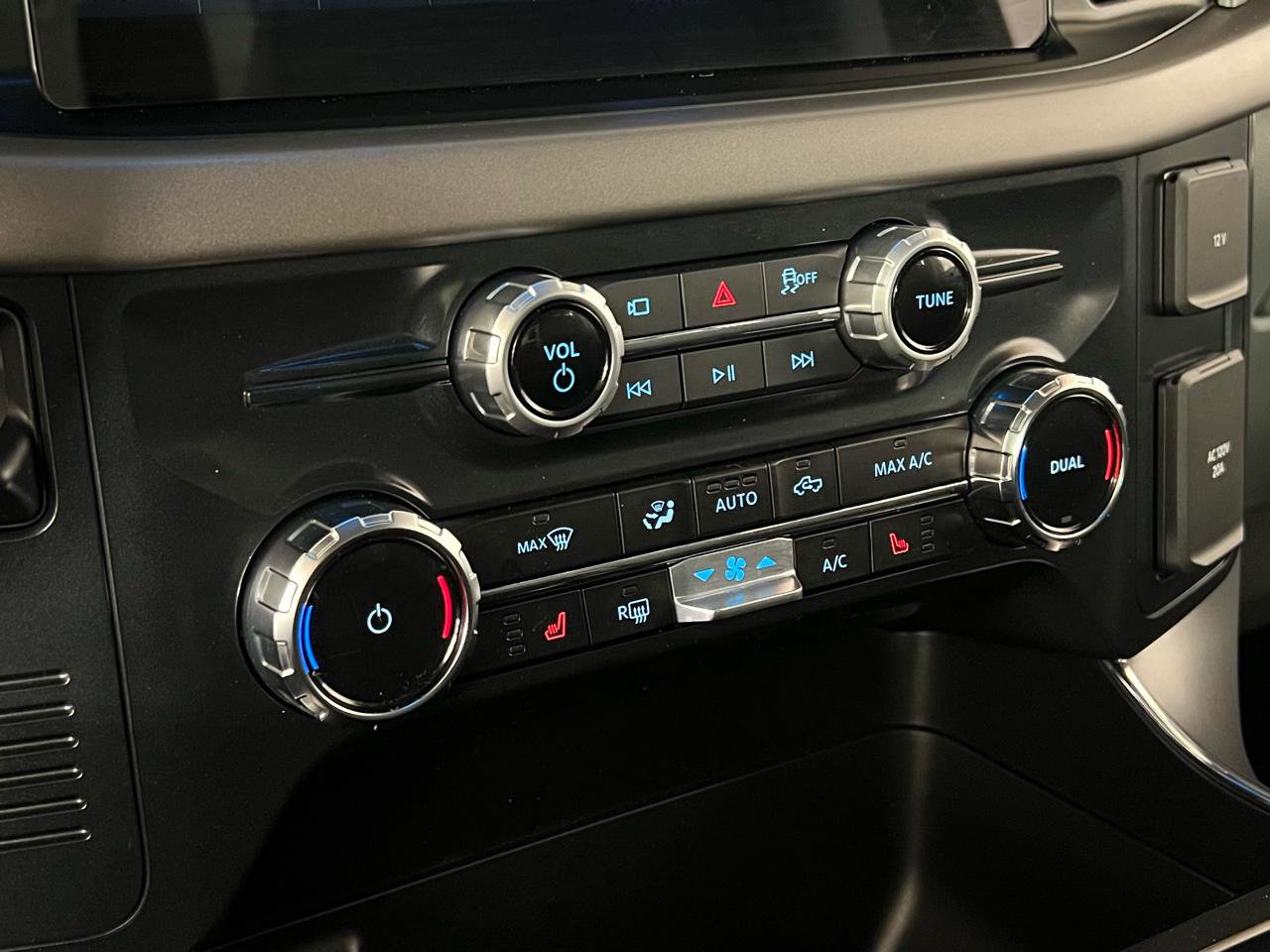 Used 2025 Ford F150 Lightning XLT image 24