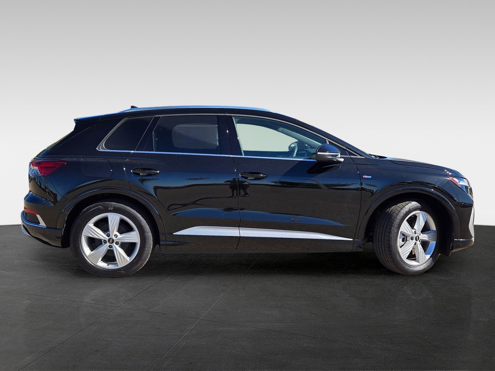 Used 2024 Audi Q4 e-tron Premium w/ Convenience Package image 3